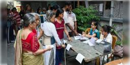 Read more about - West bengal Assembly Election 2026 | নেই কোনো মৃত্যুর খবর, উদ্ধার হয়নি বোমাও! বাংলায় দু-দফার ভোটে সন্তুষ্ট কমিশন
