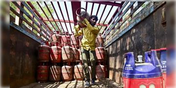 Read more about - Gas Cylinder | গ্যাস সরবরাহ বাড়লো দ্বিগুণ , জ্বালানি সংকটের ভয়ের মাঝেই বড় সিদ্ধান্ত কেন্দ্রের!