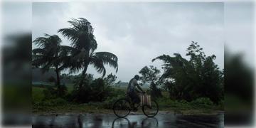 Read more about - Weather Update | বঙ্গোপসাগরে শক্তি বাড়াচ্ছে নিম্নচাপ, আজ থেকে শুরু দক্ষিণবঙ্গে দুর্যোগের সম্ভাবনা!