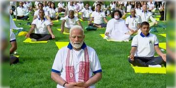 Read more about - International Yoga Day | কলকাতাতেই হবে অনুষ্ঠান, যোগ দিবস নিয়ে বড় ঘোষণা কেন্দ্রীয় আয়ুষ ও স্বাস্থ্য প্রতিমন্ত্রীর!