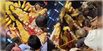 Read more about - Durga Idol immersion | কোচবিহারে বিসর্জনের সময় অঘটন, কাঠামো সমেত মূর্তি এসে পড়ল পুরসভার কর্মীদের উপর! আহত ২