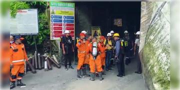 Read more about - Sikkim Tunnel Accident | সিকিমের টানেলে ভর্তি ছিল মিথেন গ্যাস? শ্রমিক মৃত্যুতে দায়ী নিরাপত্তা ব্যবস্থা? ব্যাখ্যা বিশেষজ্ঞদের