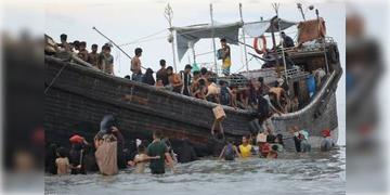 Read more about - Rohingya | বঙ্গোপসাগরে ৫০০ রোহিঙ্গা নিয়ে ডুবে গেলো ২টি নৌকা! সকলেরই মৃত্যুর আশঙ্কা!
