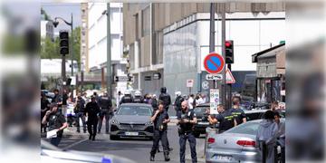 Read more about - Paris Knife Attack | 'আল্লাহর নির্দেশে' অন্তঃসত্ত্বা-সহ মহিলাদের ছুরির কোপ যুবকের! হাড়হিম করা কাণ্ড ঘটলো প্যারিসে!