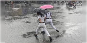 Read more about - Weather Update | সোমবার পর্যন্ত দক্ষিণবঙ্গে ঝড় বৃষ্টির কমলা সর্তকতা, অতি ভারী বৃষ্টির জেরে ধস নামতে পারে পাহাড়ে!