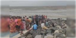 Read more about - Digha | ভারী দুর্যোগের জের, দিঘায় উত্তাল সমুদ্রে তলিয়ে গেল নৈহাটির নাবালিকা!