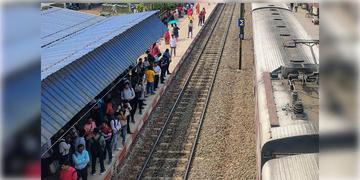 Read more about - Sealdah-Bongaon | থমকে গিয়েছে বনগাঁ-শিয়ালদহ আপ ও ডাউন লাইনে ট্রেন চলাচল, ভোগান্তিতে যাত্রীরা!