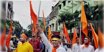 Read more about - Newtown | রামনবমীর মিছিলকে কেন্দ্র করে অশান্তি নিউটাউনে, অস্ত্র নিয়ে মিছিলে 'না' বলতেই উত্তপ্ত হয়ে ওঠে পরিস্থিতি!