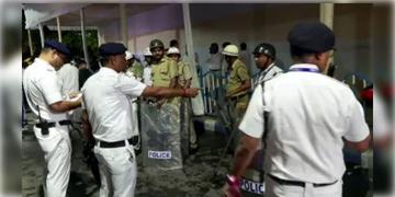 Read more about - Election Commission | স্ট্রং রুমের সামনে ২৪ ঘণ্টা থাকবেন কমিশনের আধিকারিকরা, স্ট্রং রুমের নিরাপত্তার জন্য নেওয়া হল তিন পদক্ষেপ!