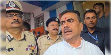 Read more about - Baruipur Case | বারুইপুরে গণপিটুনিতে নিহত যুবকের বাড়িতে পুলিশ পাহারা, রাতভর তল্লাশি পুলিশের