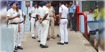 Read more about - Kolkata Police Reshuffle | শাস্তি মকুব! ঘরে ফিরছেন ৬৬ জন অফিসার, বড়ো ঘোষণা কলকাতা পুলিশের