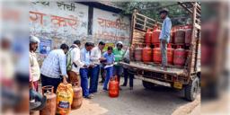 Read more about - LPG-India | ‘প্যানিক বায়িং’ এর দরকার নেই- গ্যাস সিলিন্ডারের সঙ্কট নিয়ে স্পষ্ট দাবি কেন্দ্রের