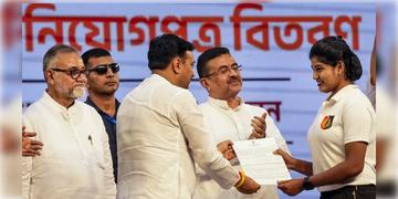 Read more about - WB Govt Job | রাজ্যে ৪৫ হাজারের বেশি শূন্যপদে নিয়োগের ঘোষণা সরকারের! প্রাথমিক শিক্ষক, পুলিশ-সহ কোন কোন দফতরে চাকরি?