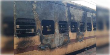Read more about - Katwa | রবির ভোরে দাউদাউ করে জ্বলছে ট্রেনের কামরা, আতঙ্ক কাটোয়া স্টেশনে