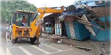 Read more about - Howrah | হাওড়া ময়দান চত্বরে চলল বুলডোজ়ার, ভাঙা হলো ৩০টি বেআইনি দোকান!