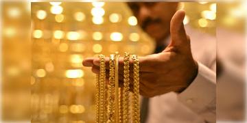 Read more about - Gold Rate Today | অষ্টমীর আগে একধাক্কায় কমল সোনার দাম, হাসি ফুটেছে মধ্যবিত্তের মুখে
