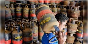 Read more about - LPG Price Hike | আচমকা ৫ টাকা বাড়লো গ্যাসের দাম, মাথায় হাত অটোচালকদের, বাড়তে পারে অটোভাড়া