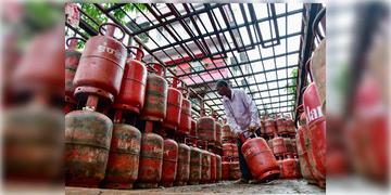 Read more about - LPG Price | 'অনেক দেশের তুলনায় কম', ভারতে LPGর দাম ফের বৃদ্ধি হতেই দাবি কেন্দ্র সরকারের!