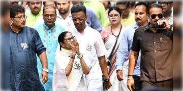 Read more about - Mamata Banerjee | ভোটের সকালেই বুথে বুথে মুখ্যমন্ত্রী, ফিরহাদ হাকিমের সঙ্গে দেখা করলেন মমতা