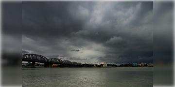 Read more about - Weather Update | ২-৩ ঘন্টার মধ্যে ধেঁয়ে আসছে বৃষ্টি, সঙ্গে বইতে পারে ঘণ্টায় ৪০-৫০ কিমি বেগে দমকা হাওয়াও!