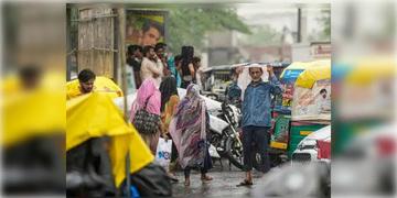 Read more about - Weather Update | বেলা বাড়লেই বাড়বে বৃষ্টি, একনজরে কলকাতার আজকের আবহাওয়া আপডেট