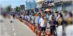 Read more about - LPG | পাইপলাইনের মাধ্যমে রান্নার গ্যাস পেলে আপাতত পাবেন না সিলিন্ডার, গ্যাস সংকটের মধ্যে বড় ঘোষণা কেন্দ্রের!