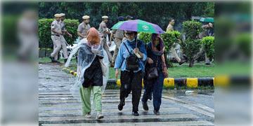 Read more about - Weather Update | বুধেও হালকা থেকে মাঝারি বৃষ্টির পূর্বাভাস, একনজরে কলকাতার আজকের আবহাওয়া আপডেট