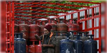 Read more about - LPG Booking | রান্নার গ্যাস বুকিংয়ে বড় স্বস্তি, বুকিংয়ের সময়সীমা কমাল কেন্দ্র সরকার!