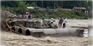Read more about - Siliguri | রাতভর বৃষ্টির জেরে বিপর্যস্ত উত্তরবঙ্গ, ভাঙল দুধিয়ার অস্থায়ী সেতু, বিচ্ছিন্ন শিলিগুড়ি-মিরিক যাতায়াত
