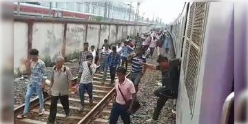 Read more about - Train Delay | ফের ট্রেন বিভ্রাট, সাঁতরাগাছির সিগন্যালে দীর্ঘক্ষণ দাঁড়িয়ে মেদিনীপুর লোকাল! ভোগান্তিতে যাত্রীরা