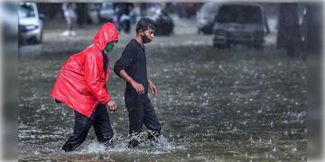 Read more about - Weather Update | সপ্তাহের শুরুতেই সক্রিয় নিম্নচাপ ও বর্ষারেখা, দক্ষিণবঙ্গে ভারী বৃষ্টির কমলা সতর্কতা!