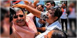 Read more about - Attack on Kalyan Banerjee | চন্ডীতলায় চরমে তৃণমূল-বিজেপির বাগবিতণ্ডা, মার খেয়ে রক্তাক্ত সাংসদ কল্যাণ