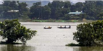 Read more about - South Bengal Flood | বাড়তে শুরু করেছে ঘাটালে ঝুমি নদীর জলস্তর, জলমগ্ন ৪১টি গ্রাম পঞ্চায়েত!
