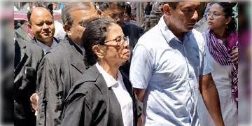 Read more about - Mamata Banerjee | হাইকোর্ট থেকে বেরোনোর সময় প্রাক্তন মুখ্যমন্ত্রীকে ঘিরে 'চোর চোর' স্লোগান, কোনও রকমে গাড়িতে ওঠেন মমতা