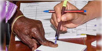 Read more about - WB Election 2026 | ভরসন্ধ্যায়ও বুথে বুথে লম্বা লাইন, ভোটদানের হারে তামিলনাড়ুকে টেক্কা বাংলার