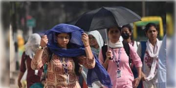 Read more about - Weather Update | তাপমাত্রার পারদ ছোঁবে ৪২ ডিগ্রি সেলসিয়াস, পাঁচ জেলায় জারি উষ্ণ-আর্দ্র গরমের হলুদ সতর্কতা!