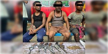 Read more about - Rajabazar | রাজাবাজার বাস স্ট্যান্ডের কাছ থেকে উদ্ধার সিঙ্গল শটার বন্দুক-কার্তুজ, ভোটের মুখে ভয়ঙ্কর ছবি কলকাতায়!