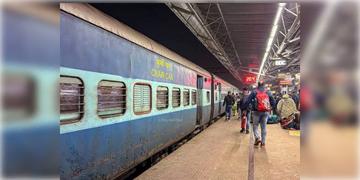 Read more about - Black Diamond Express | ব্ল্যাক ডায়মন্ড এক্সপ্রেসে আগুন-ধোঁয়া! আতঙ্কিত যাত্রীরা!