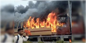 Read more about - Train on Fire | রাজধানী এক্সপ্রেসের পর আরও একটি ট্রেনে অগ্নিকান্ড! যাত্রীদের মধ্যে হুড়োহুড়িতে তৈরী হয় পদপিষ্ট হওয়ার মত পরিস্থিতি