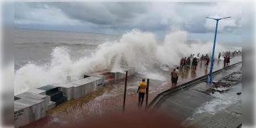 Read more about - Digha | ঘূর্ণিঝড় ‘অর্ণব’-র জেরে উত্তাল দিঘার সমুদ্র, পর্যটক এবং মৎস্যজীবীদের সতর্ক করল প্রশাসন