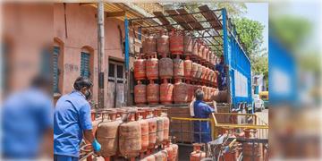 Read more about - LPG Cylinder Price | মধ্যরাতে কমলো বাণিজ্যিক রান্নার গ্যাসের দাম, আজ কলকাতায় একটি সিলিন্ডারের দাম কত?