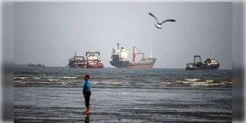 Read more about - Hormuz | ব্রিকসের মাঝেই হরমুজে ইরানি বাণিজ্যতরীতে হামলা! ঘটনায় মৃত্যু ১ জনের! হামলার নেপথ্যে আমেরিকার হাত?