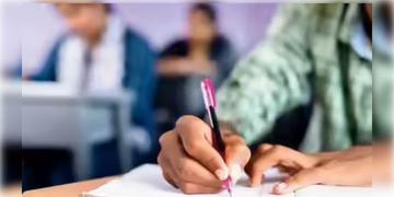 Read more about - CBSE | সিবিএসই পরীক্ষাতেও ‘দুর্নীতি’র অভিযোগ! অন্যের উত্তরপত্রের ভিত্তিতে নম্বর পেল দ্বাদশের পড়ুয়ারা!