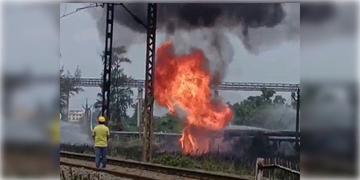Read more about - Haldia | হলদিয়ায় পেট্রোকেমিক্যালসের পাইপলাইন বিস্ফোরণের জেরে বাতিল ট্রেন!