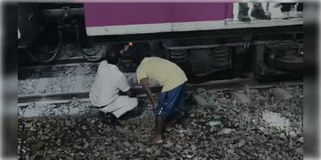Read more about - Train Fire | বিরাটি স্টেশনে ব্রেক বাইন্ডিংয়ে সমস্যা, চাকা থেকে বেরোচ্ছে ধোঁয়া, বনগাঁ লাইনে ব্যাহত ট্রেন চলাচল