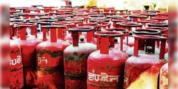 Read more about - LPG Price | প্রায় ১ হাজার টাকা বেড়ে গেল রান্নার গ্যাসের দাম! মধ্যপ্রাচ্যে যুদ্ধের জেরে ভারতেও জ্বালানির দাম বেড়ে গেল!