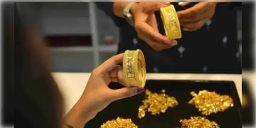 Read more about - Gold Price Today | শনিবার দাম কমলো সোনার, কততে নামলো রুপো? একনজরে শহর কলকাতার দামদর