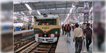 Read more about - Train Cancel | শনি-রবি মিলিয়ে সাত ঘণ্টা বন্ধ ট্রেন চলাচল শিয়ালদহ ডিভিশনে! বাতিল প্রায় ৩০টি লোকাল ট্রেন!