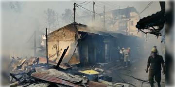 Read more about - Madhyamgram Fire | ভরদুপুরে পুড়ে খাক মধ্যমগ্রামে ব্রিজ সংলগ্ন বহু দোকান! মৃত ১, ধ্বংসস্তূপে চলছে মানুষের খোঁজ