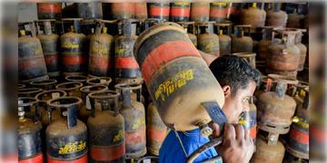 Read more about - LPG price | একধাক্কায় বাড়লো বাণিজ্যিক গ্যাসের দাম, স্বস্তিতে গেরস্থের রান্নাঘর!